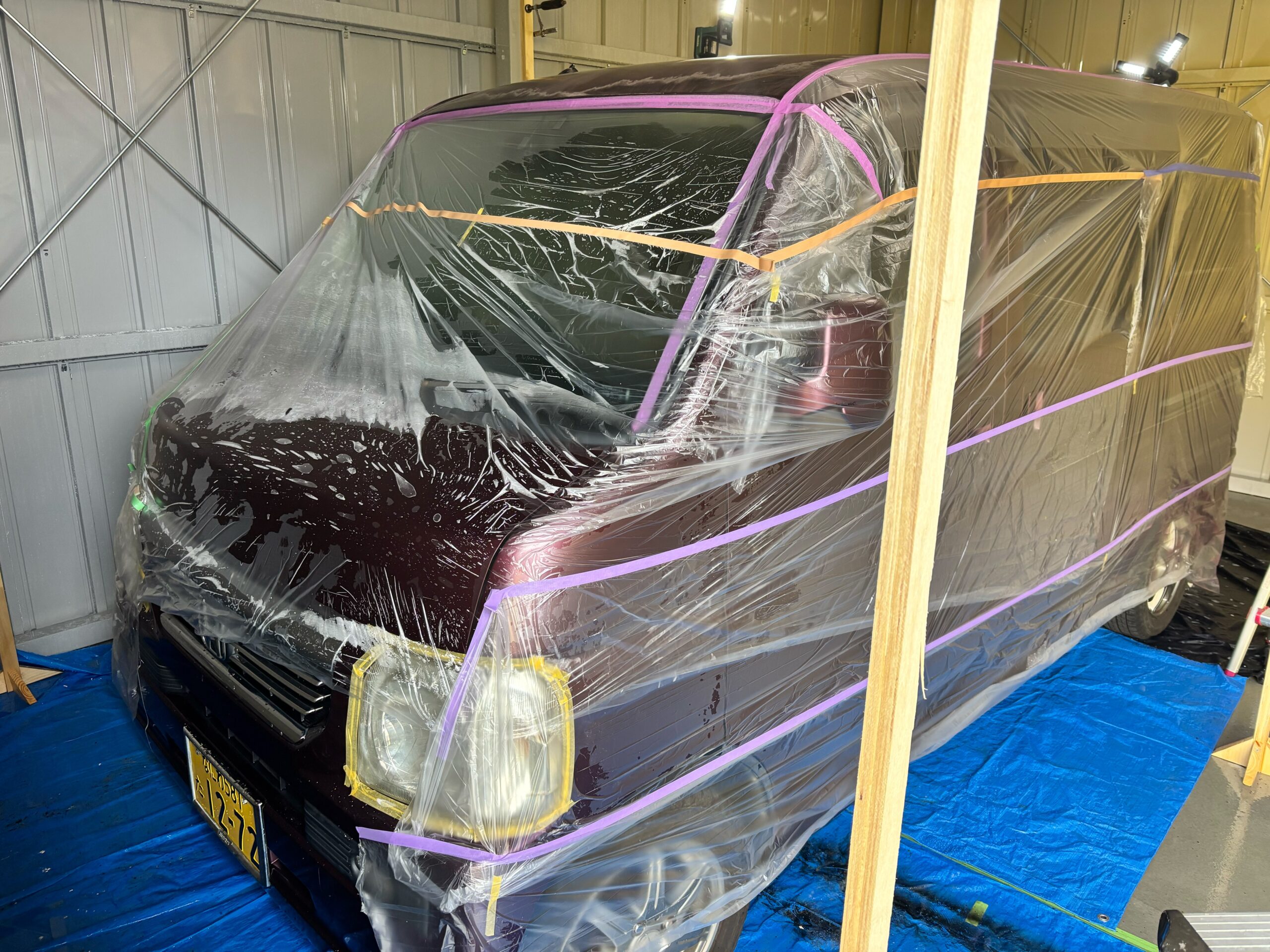 車体を養生してボディ磨きの準備をしたホンダ・バモス