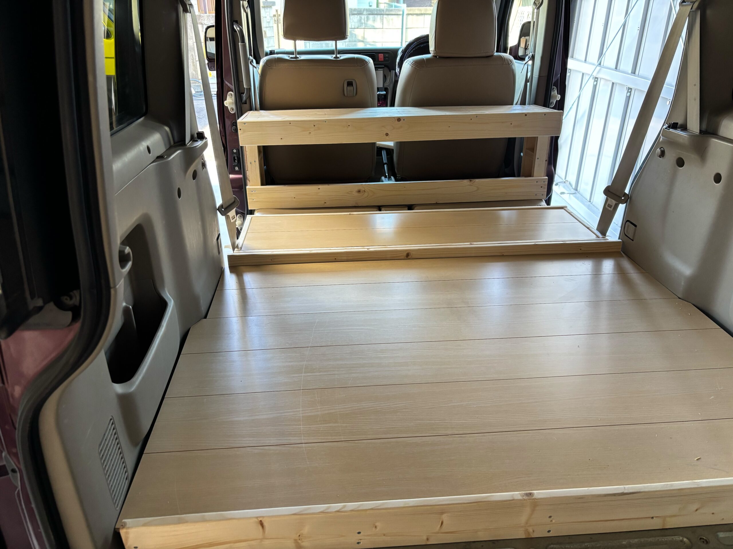 ホンダ・バモスの荷室に製作した木製フロア